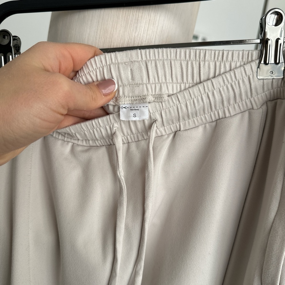 ALO Yoga Drop Crotch Joggers
Women’s Size: S - Picture 11 of 14